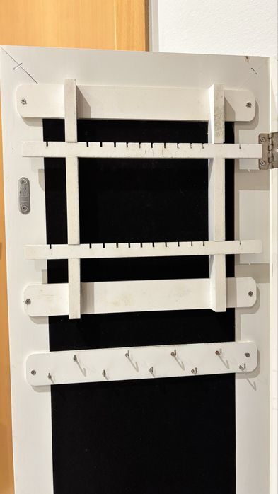 Armario guarda-joias com espelho corpo inteiro