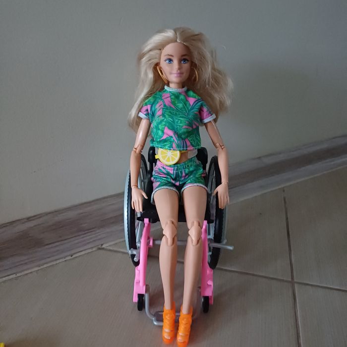 Lalka Barbie na wózku inwalidzkim