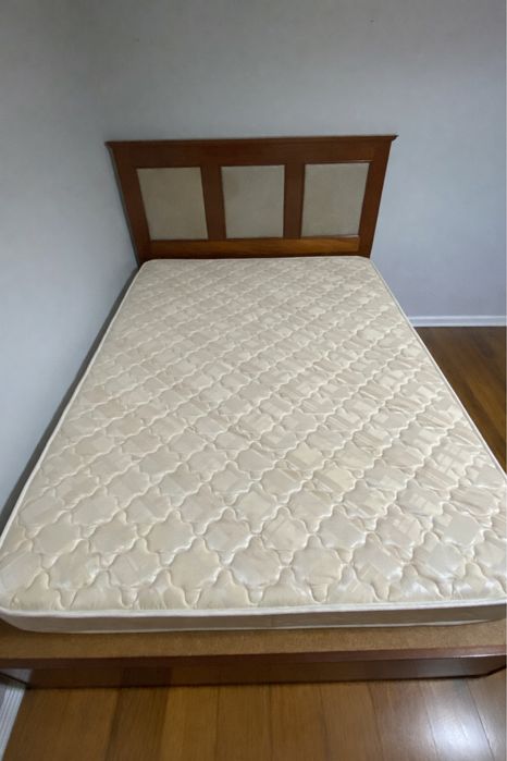 Cama casal em bom estado, entrego na zona de lisboa