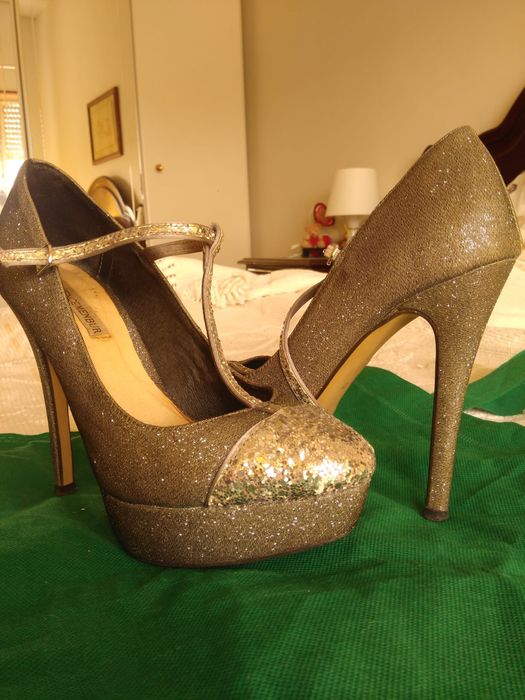 Vendo sapatos prateados, marca Espanhola