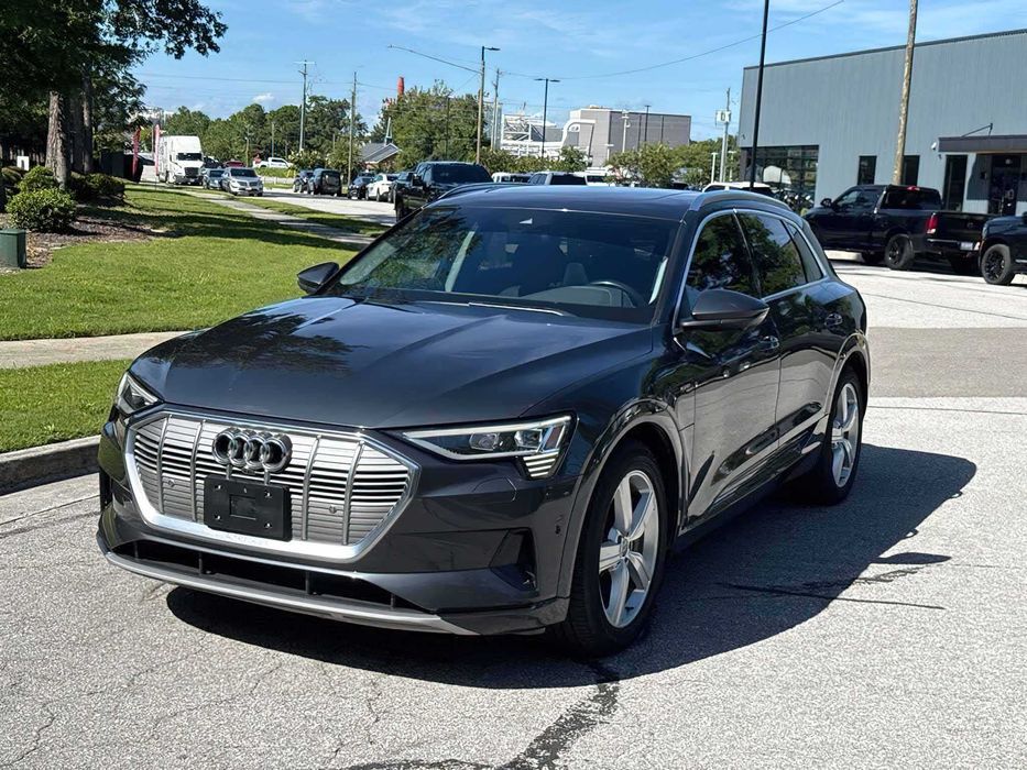 Audi e-tron      2019