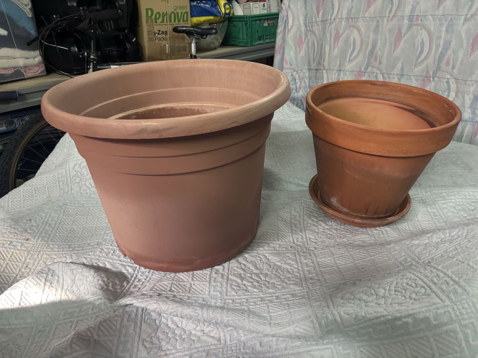 Dois vasos um de barro com prato e um de plastico