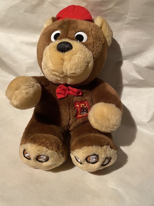 Miś opowiadający bajkę o Królewnie Śnieżce