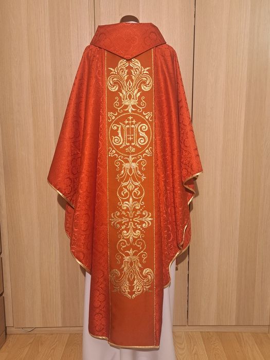 Ornat, stuła wewnętrzna, szaty liturgiczne.