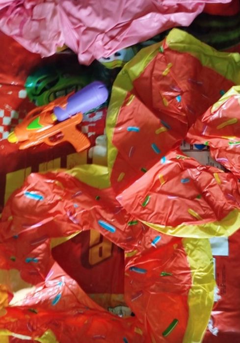 Zabawki wodne (materace , itp.) - 10 sztuk + pistolet