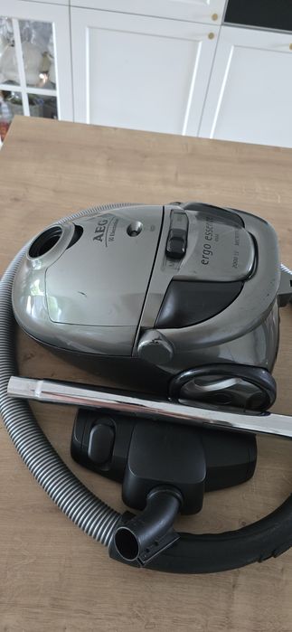 Mocny solidny odkurzacz workowy AEG/ELECTROLUX Ergo Essence o mocy 2000W.
