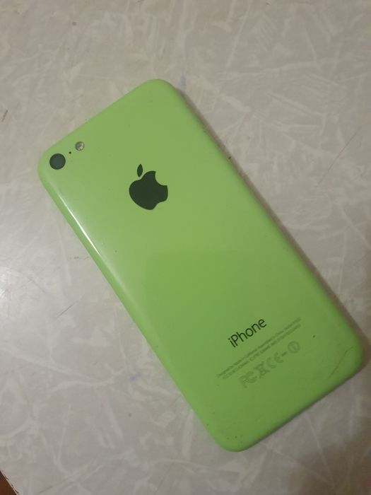 смартфон Apple iPhone 5c у зеленому кольорі.