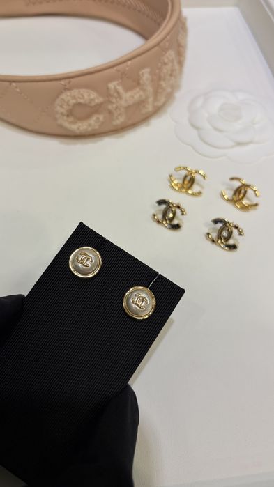 CHANEL® Luksusowe perły CC® kolczyki ekskluzywna biżuteria
