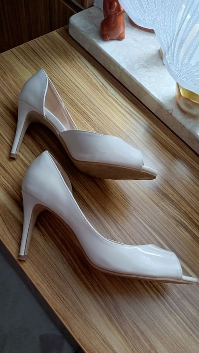 Buty szpilki jasne 39