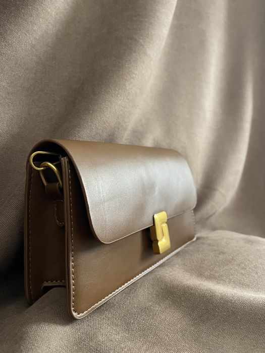 Коричнева сумочка клатч з ремінцем