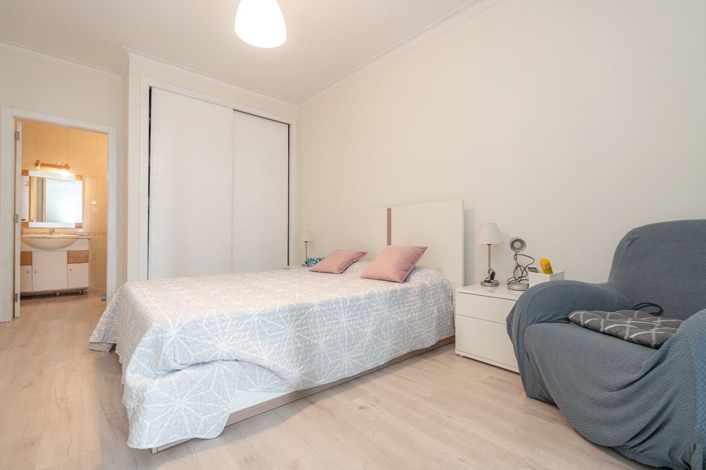 Cama casal 150x200 cm com colchão recente