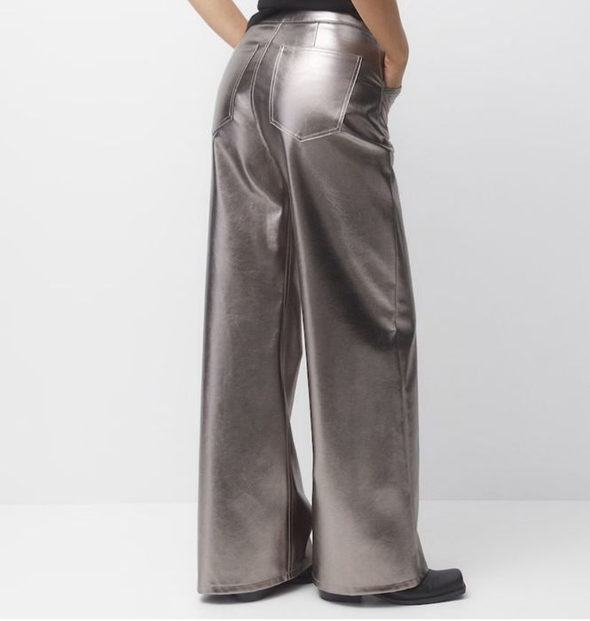 Spodnie damskie z wysokim stanem z szerokimi nogawkami marki Pull&Bear