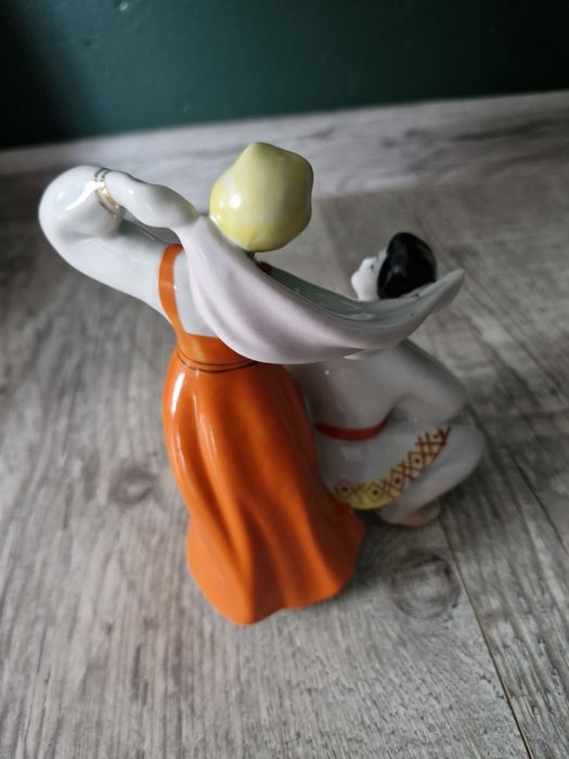 WI. Figurka para