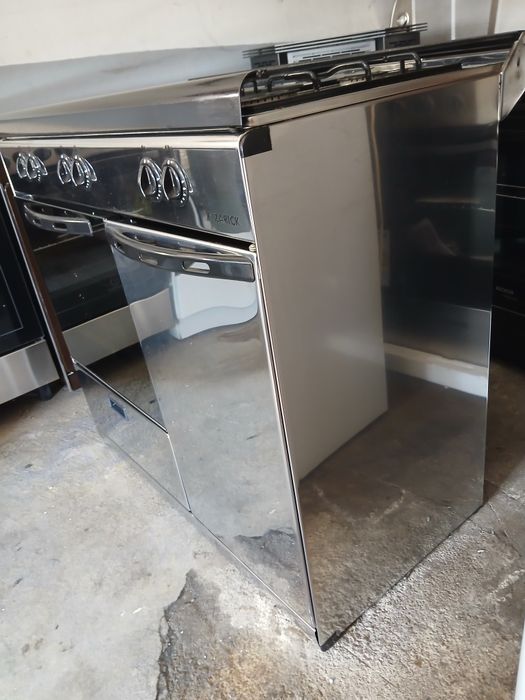 Vendo fogão porta botijas, com 5 bocas e forno a gás.  Nunca usado