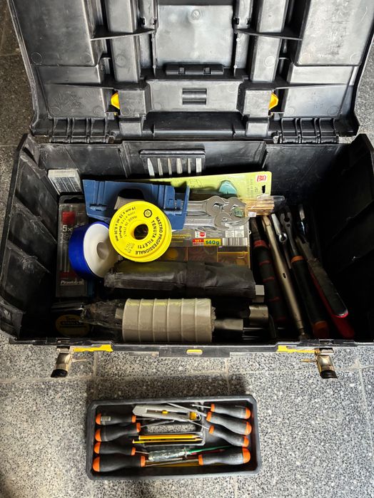 Mala com ferramentas e materiais para canalizador.