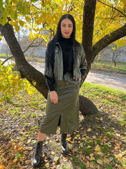 Жіночий шкіряний костюм з спідницею