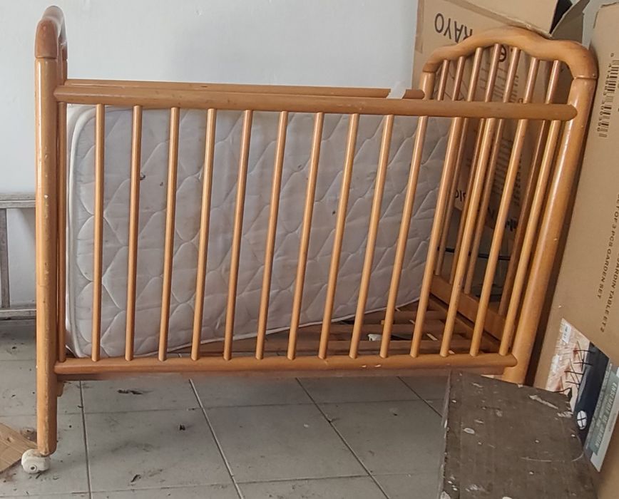 Berço/ cama bebé com colchão