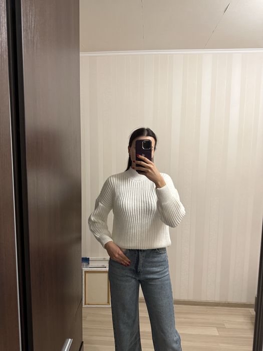 Новий дуже гарний светр молочного кольору