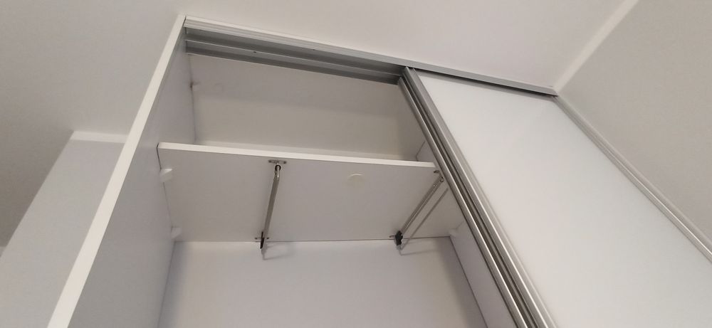 Szafa na wymiar z miejscem na wieszaki i półkami