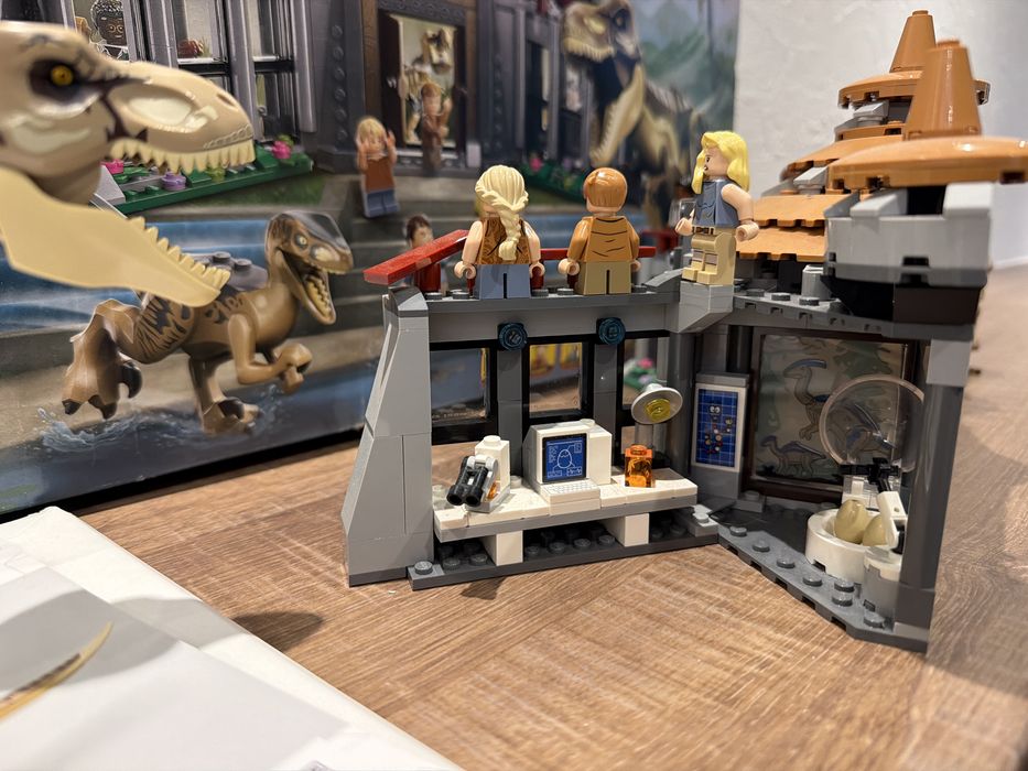 LEGO 76961 Klocki JURASSIC WORLD Centrum dla odwiedzających Atak Tyranozaura i Raptora Oryginal