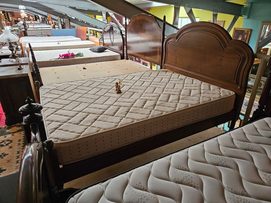 Cama em madeira maciça com estrado e colchão - Muito bom est
