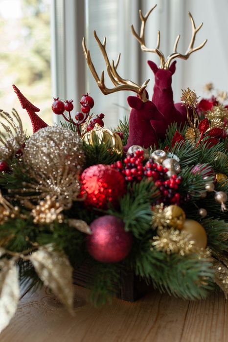 Новорічна композиція з оленями, різдвяний декор в дерев'яному кашпо