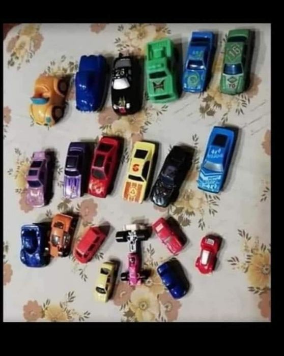 Vários carros em plástico