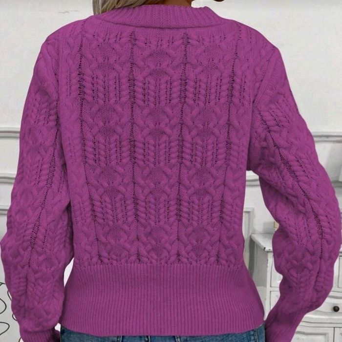 Belo moderno aconchegante casaco. Novo