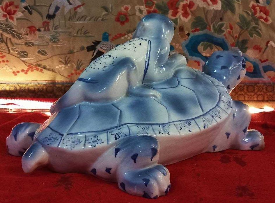 Bonita e grande escultura em Porcelana Chinesa, Tartaruga dando Boleia a Macaco. peça encontra-se em excelente estado, mede, 38,cm,x,20.cm,x,18,cm. .