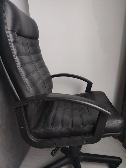 Офісне крісло в нормальному стані