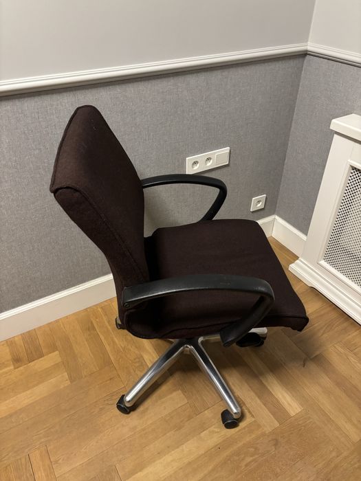 Eleganckie brazowe krzeslo obrotowe do biura office