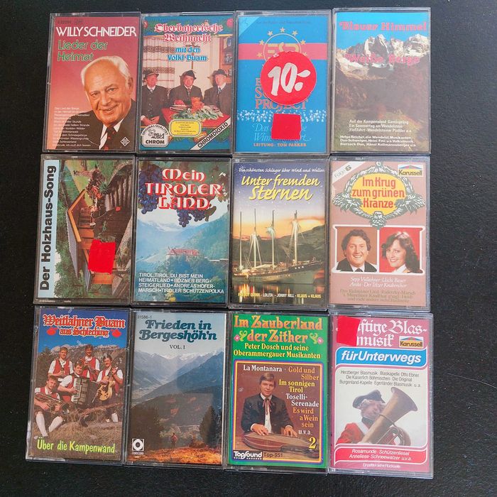 Kasety magnetofonowe w pudełku na nie przeznaczonym.