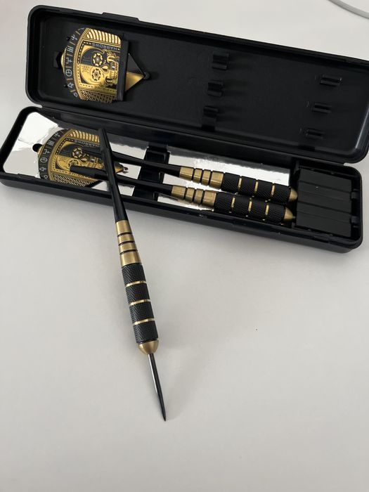 Dardos  de setas em preto e dourado de metal