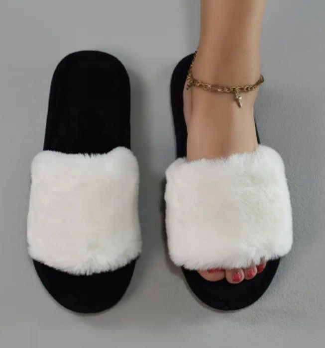 Жіночі кімнатні тапочки