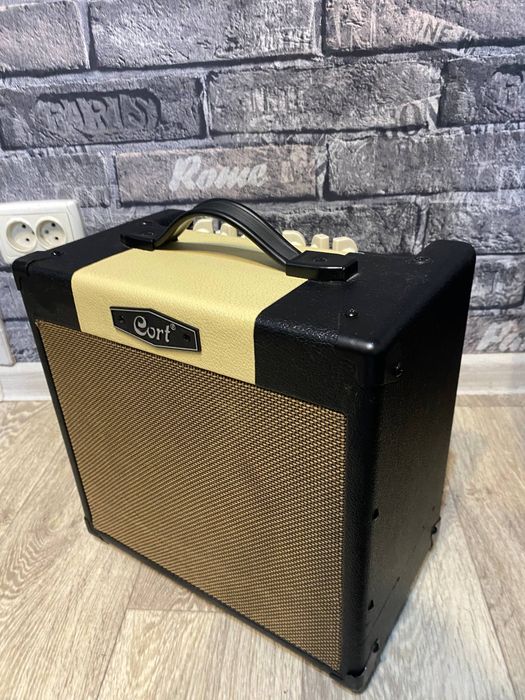 Електрогітара cort g110 
Комбопідсилювач cort CM15R
