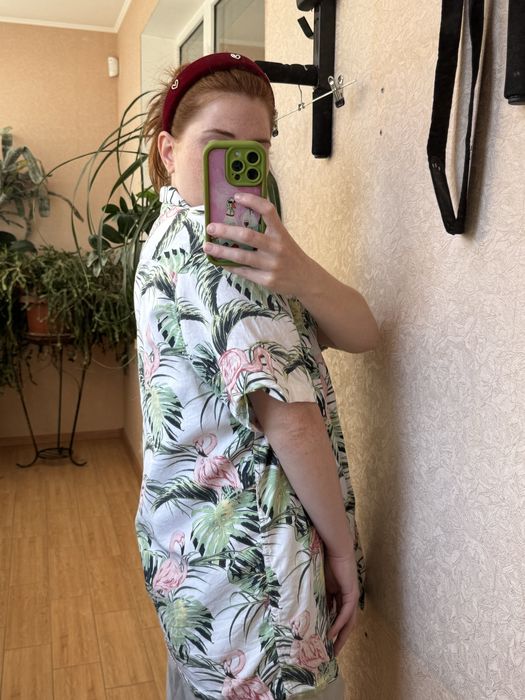Стильна сорочка з тропічним принтом та фламінго