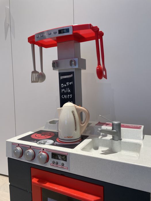 Zabawkowa kuchenka i kasa