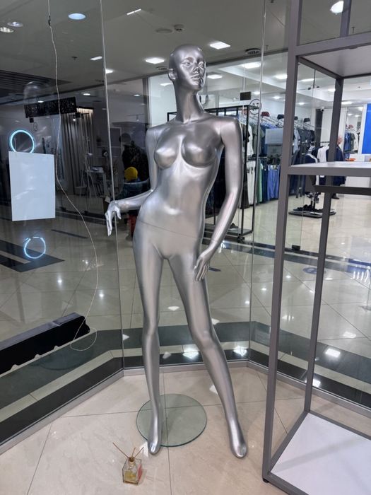 Манекени жіночі сірі (срібні)