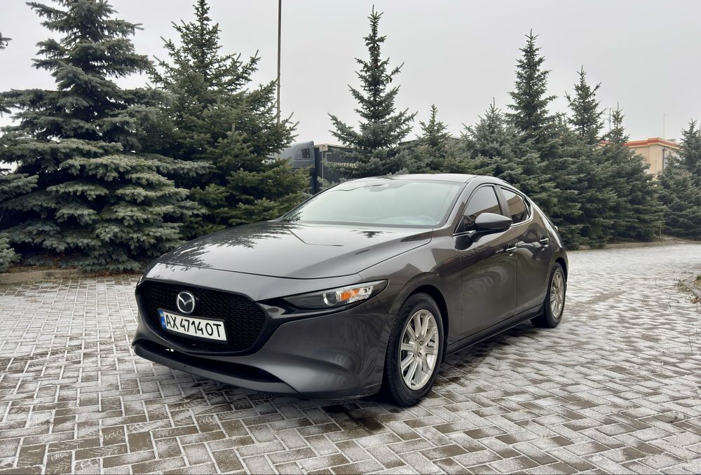 Продам власний автомобіль у відмінному стані як візуально так і технічно. Мотор в ідеальному стані працює як годинник 2.5л дарують гарні враження від їзди як містом так і трасою при цьому розхід до 8л на 100км по місту. Ходова частина вся обслуговувана нічого не ступить не гримить і тд і тп. На хорошій комплектації: 4 електросклопідйомника, двох зонний клімат контроль, abs, esp, airbag, без ключовий доступ, контроль сліпих зон, адаптивний круїз контроль, утримання в смузі, екстрене гальмування, датчик світла й дощу+авто дальній, CarPlay,і ще купа налаштувань під себе типу проводжання додому і тд і тп Все обслуговувалось вчасно. Комплект ГРМ поміняно на 120тис, масло оригінал мазда 0w20, 3500км назад, два комплекти коліс зима R16, літо R18(оригінал), EVA коврики • Автомобіль у сімʼї більше року, продаж тільки через Мрео !!!