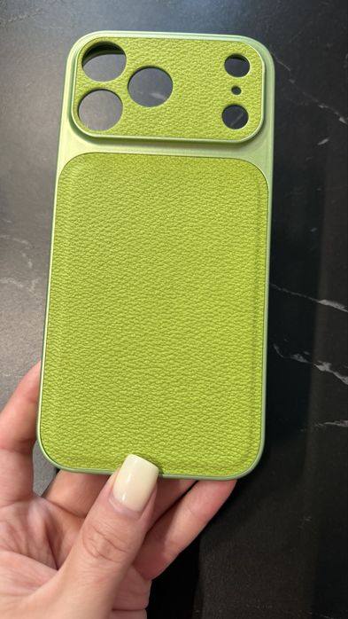 Салатовий чехол з імітацією шкіри на iphone 17 pro max