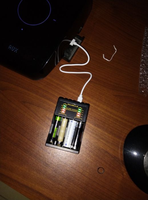 Carregador de 4 pilhas AA ou AAA + Avaliador de tensão