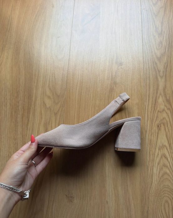 Sapatos slingback bege/nude de salto bloco