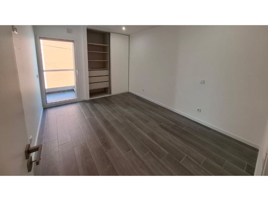 Apartamento T3 com varanda, garagem fechada em condomínio com piscina