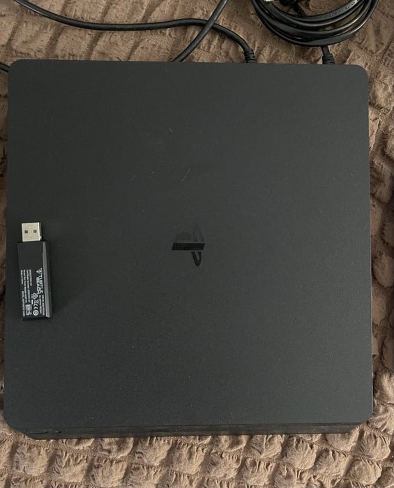 PlayStation 4 Slim майже нова 2 джойстики навушники ігри в подарунок