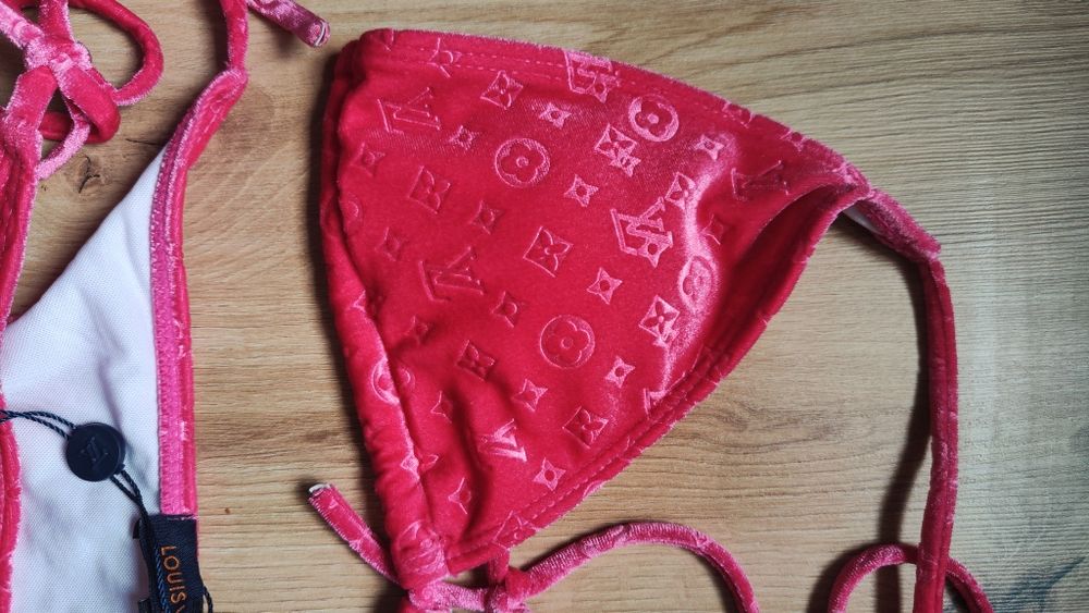 Różowy welurowy strój kąpielowy Louis Vuitton