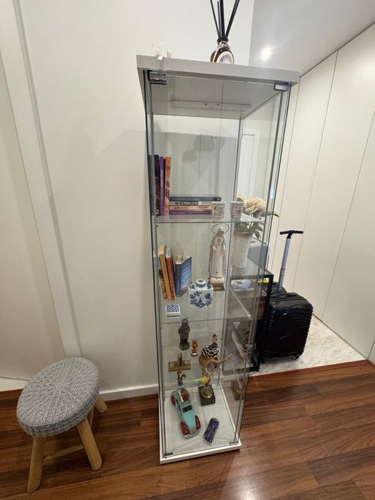 Vitrine em vidro com prateleiras e iluminação