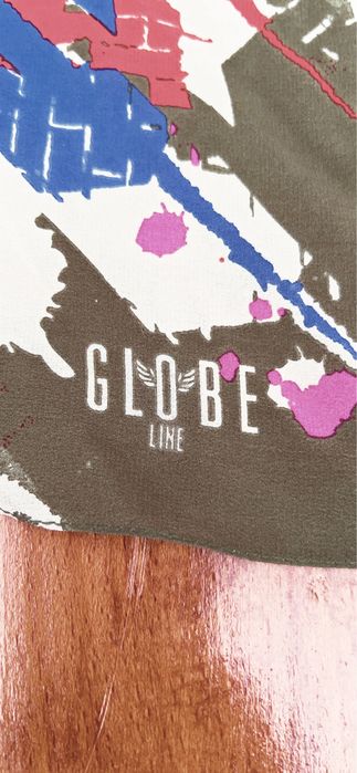 Lenço Globe em seda.