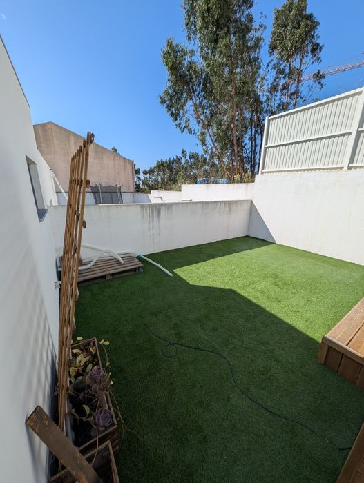Vendo piscina+acessórios, retângulo de relva artificial e estrutura de ferro e madeira que envolve a piscina