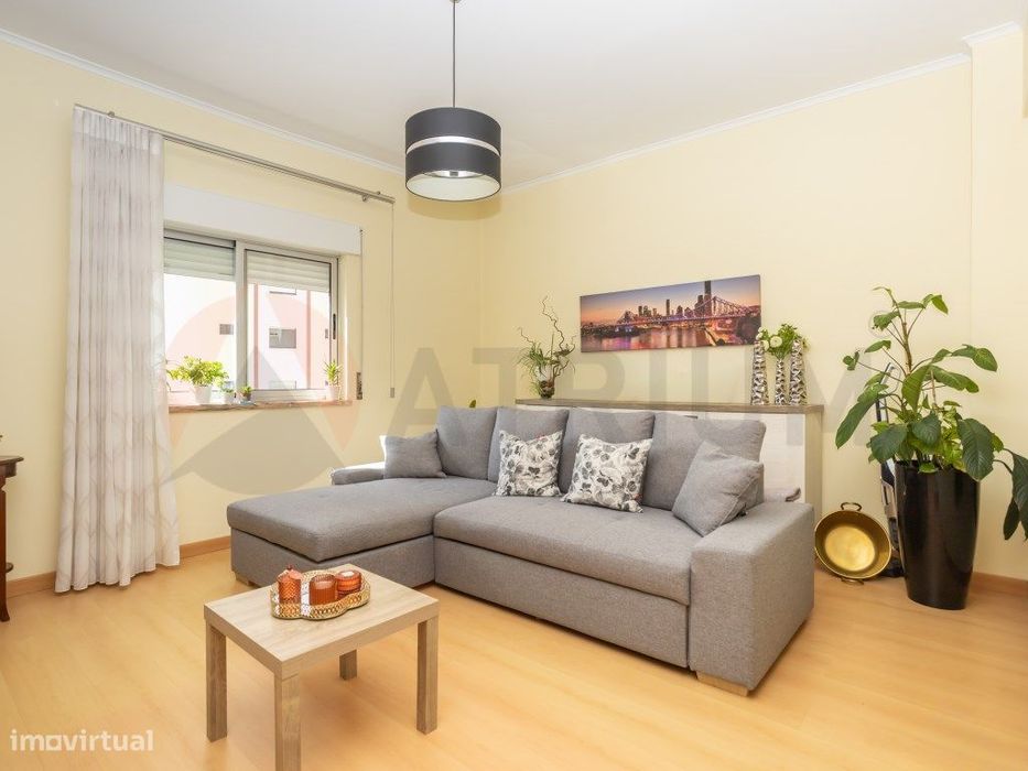 Apartamento T2 parcialmente remodelado em Setúbal (Monte Belo Sul)