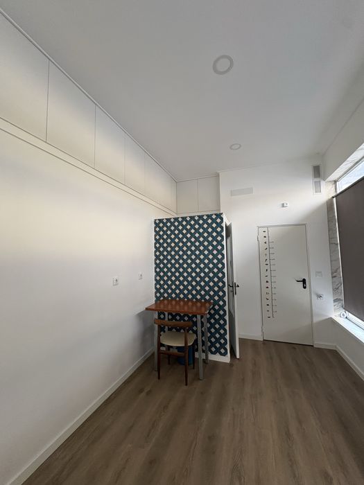 Loja / Escritório Renovado – 12 m² – Montras para a Rua
